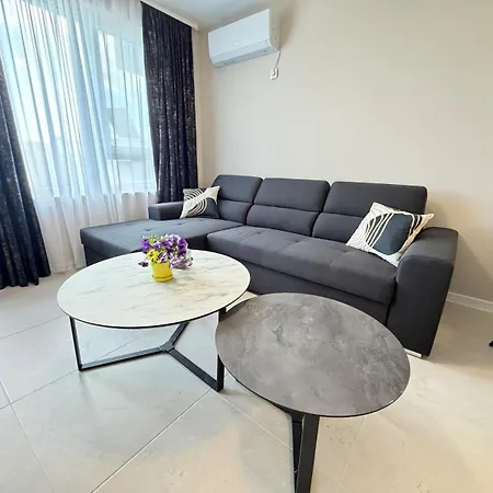 Sea Front 4 *